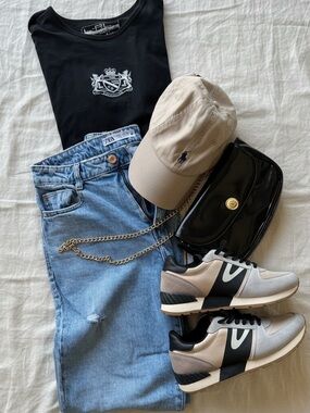 Vintage Women’s Ralph Lauren black cotton t-shirt with embroidered logo Size L